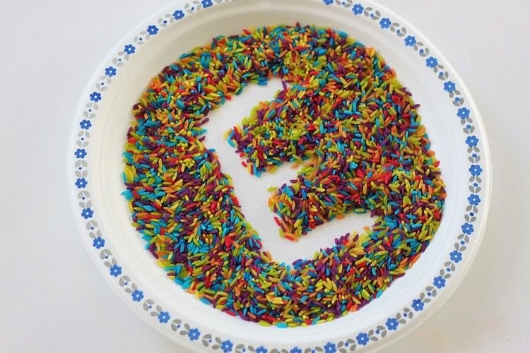 Naučte sa písať abecedu pomocou hernej ryže