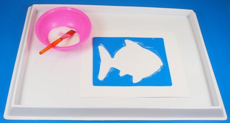 Vyfarbite šablónu pre ryby lepidlom