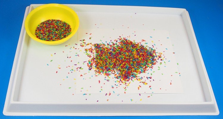 Farebnú ryžu posypte lepidlom na list papiera