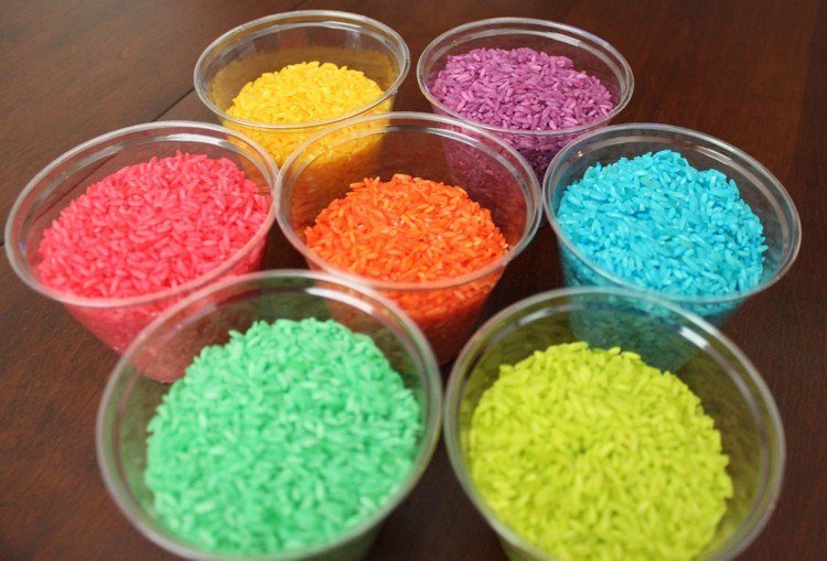 Vyrobte si farebnú ryžu pre deti sami. Vyrobte si farebnú ryžu pre deti sami