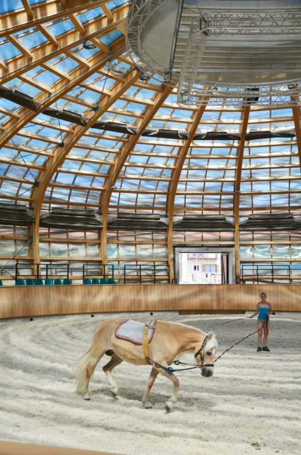 Krytá jazdiareň s modernou architektúrou