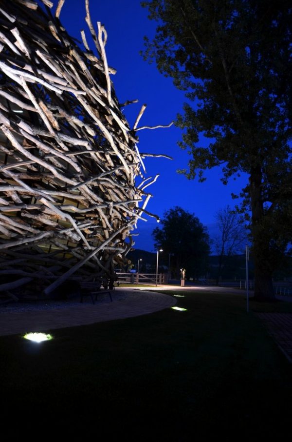 Jazdná hala s modernou architektúrou-nočné osvetlenie