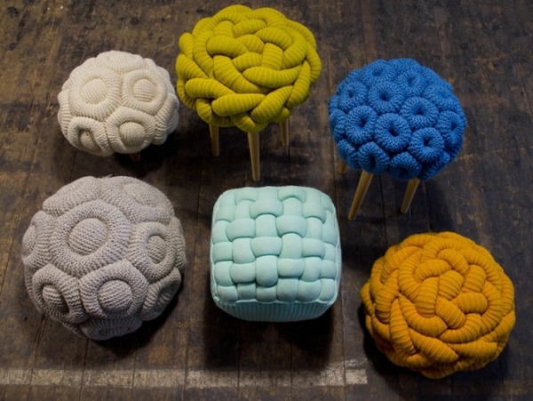 Drevená stolička vo farbách obklopených dizajnom Drevená stolička s dizajnom-zábal-pestrá