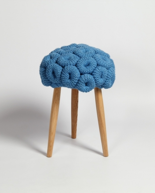 Dizajnová taburetka drevené nohy Blauer-Sitz Dizajnová taburetka Blauer-Sitz pohodlných drevených nôh