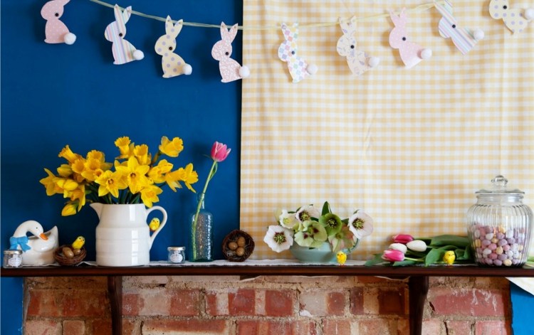 veľkonočné dekorácie-veniec-králiky-narcisy-žltá-rímsa