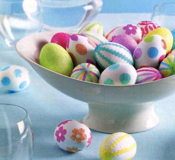 Farebná lesklá dekorácia stolu na vajíčka