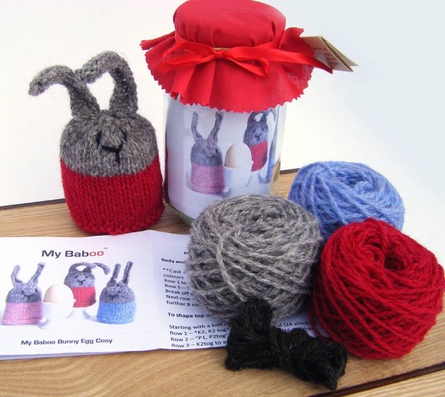 Drotár veľkonočnej dekorácie s hrnčekom na vajíčka a zajačikmi