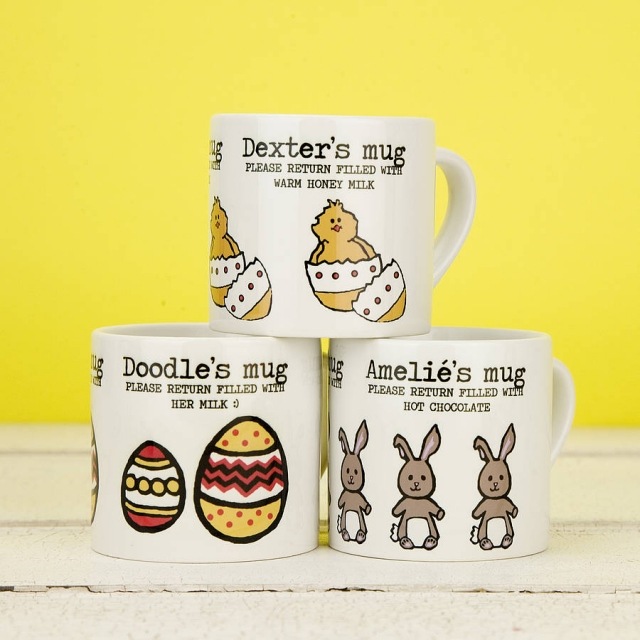 Veľkonočné nápady na dekoráciu riad keramické poháre motívy veľkonočné vajíčka