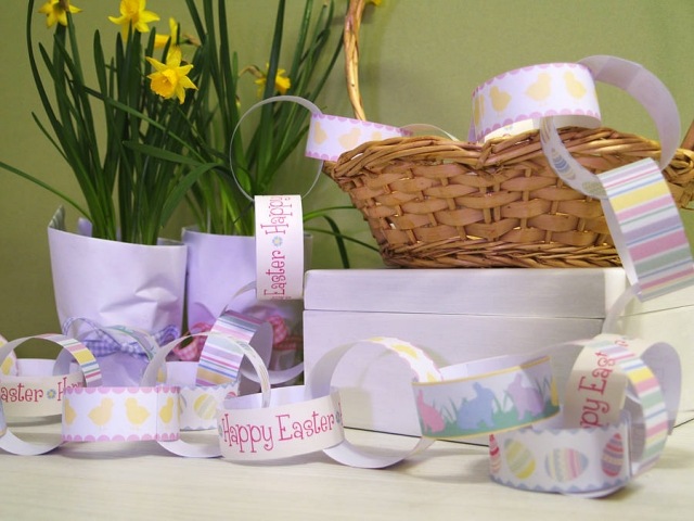 dekorácia Veľkonočné ručné práce s detskou girlandou si vyrobte veniec na dvere sami