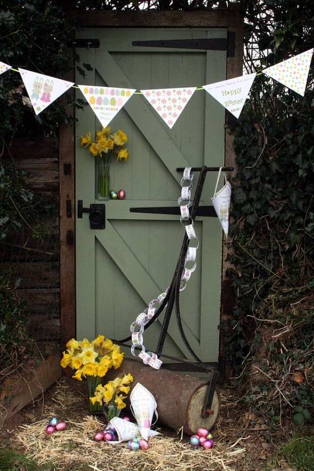 Zdobenie dverí girlanda nápady jarná veľkonočná párty v záhrade