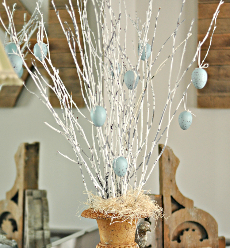 Veľkonočnú výzdobu si vyrobte veľkonočnú kyticu-nápad-moderné-brezové vetvičky-modré-vajíčka