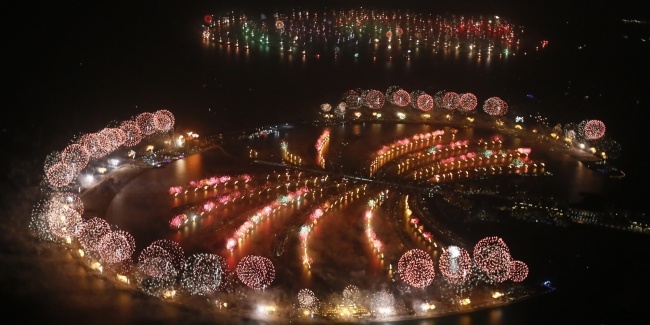 rekordný ohňostroj dubajský Silvester 2014 ostrov palm jumeirah Zaznamenajte ohňostroj v Dubaji na Silvestra 2014 na ostrove Palm Jumeirah