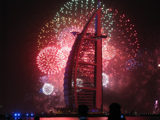 burj al arab dubai ohňostroj strieborná podívaná nový rok 2014 burj al arab dubai ohňostroj strieborný nový rok 2014