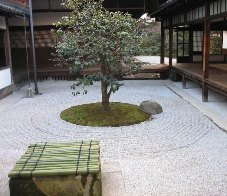 záhradný dizajn-zen-strom-štrk-pieskové línie-mach-skala