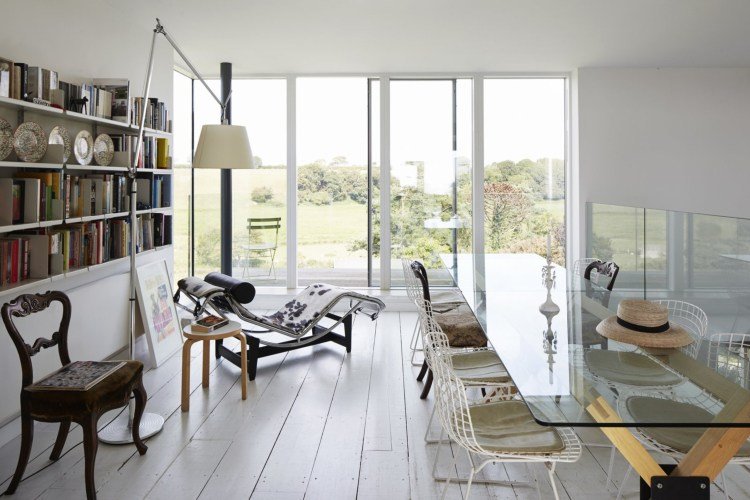 ležadlo v obývacej izbe potiahnuté cassinou z hovädzej kože