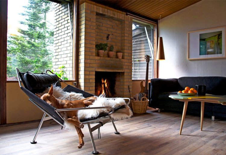 pohovka obývačka vidiecky štýl moderná operadlo opierka hlavy tehlový krb halyard