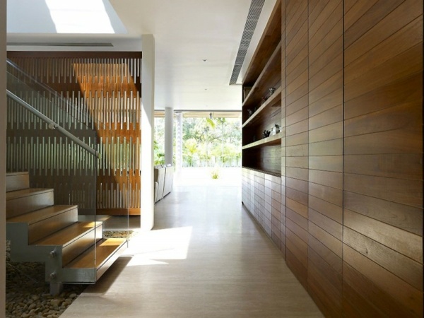 Interiér chodby s drevenou stenou Interiér chodby s drevenou stenou