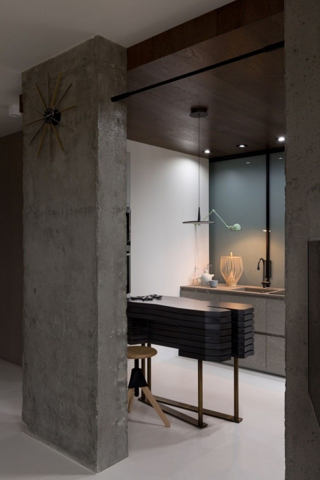 Porézny povrch-prírodná-textúra-betónové stĺpy-Kenzo-byt