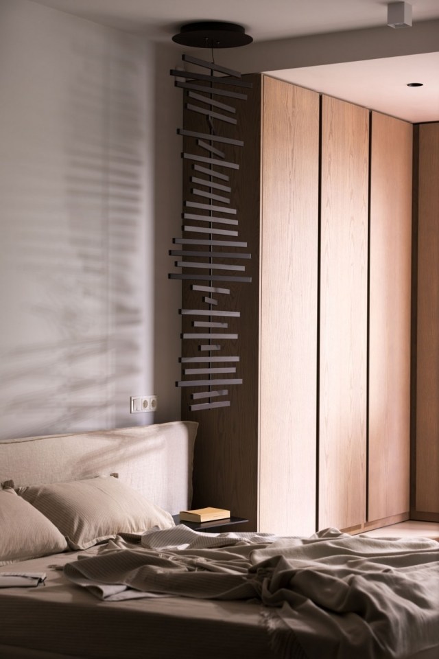 Spálňa-priečka-posuvné-dvere-dekorácia-zavesená-zo-stropu