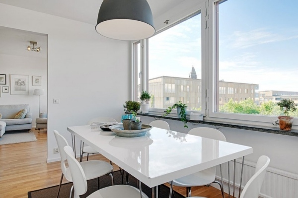 Rekonštrukcia bytu Puristická jedálenská časť Jedálenský stôl lesklá biela lakovaná závesná lampa