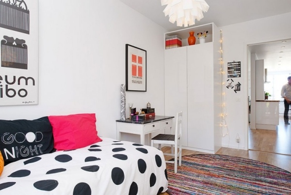 Závesná lampa s prikrývkou na prikrývke a bodkovanými posteľami-ružová rohožka-nábytok