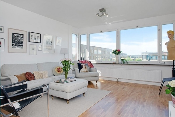 Škandinávsky nábytok Interiér Svetlé drevené podlahy-veľké okná-sedací nábytok