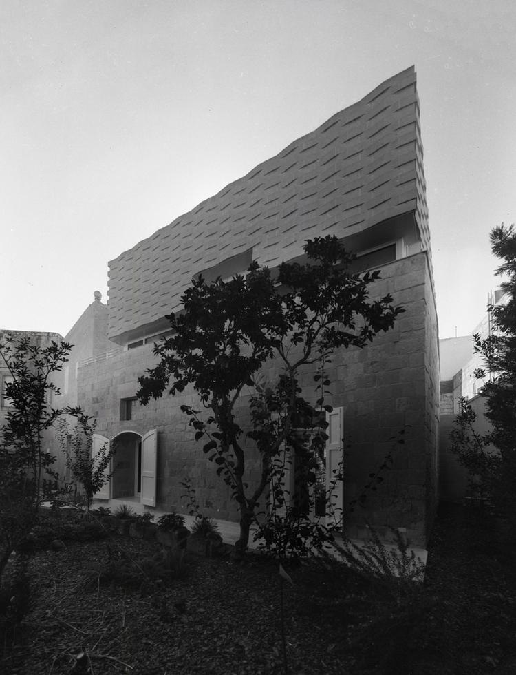 čiernobielo fotografovaný zrekonštruovaný vozový prístrešok so starými a novými štruktúrami