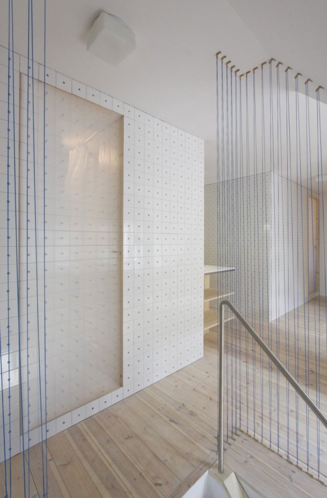 schody dizajn ochrana proti pádu modré laná obe strany schodiskový dizajn-ochrana proti pádu-modré-laná-obojstranné