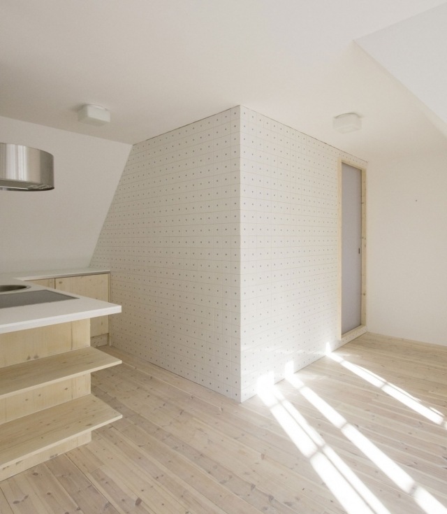 zrekonštruovaná chata kuchynský výklenok svetlo borovicové drevo zrekonštruovaný-prázdninový-dom-kuchyňa-výklenok-svetlé-borovicové drevo