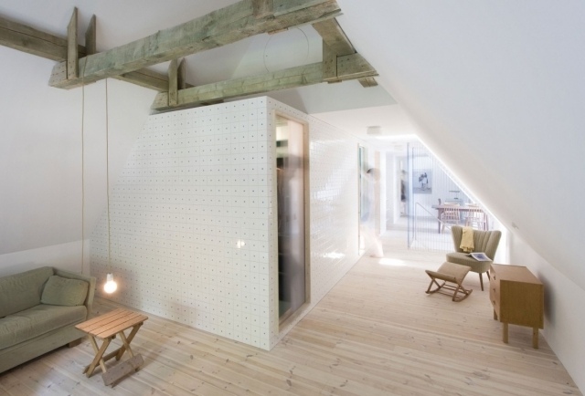 Podkrovie zariadené viditeľnými krokvami obkladová stena Podkrovný nábytok-viditeľná-krokva-obklad-stena