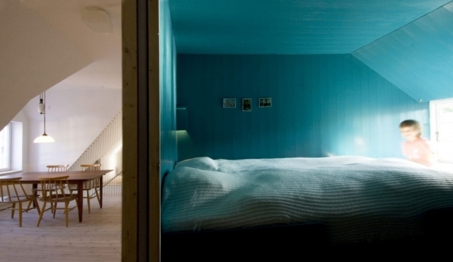 spálňa modro lakované drevené panely so šikmou strechou spálňa-modro-natretý-drevo-panel-sklon strechy