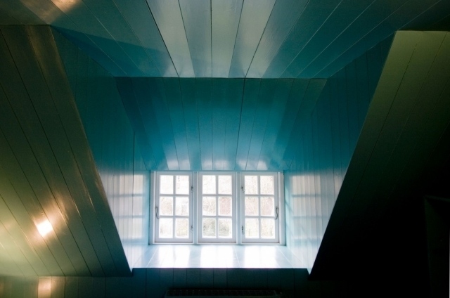 drevené obloženie spálne vymaľované na modré okno spálňa-drevené obklady-modro-natreté-okná