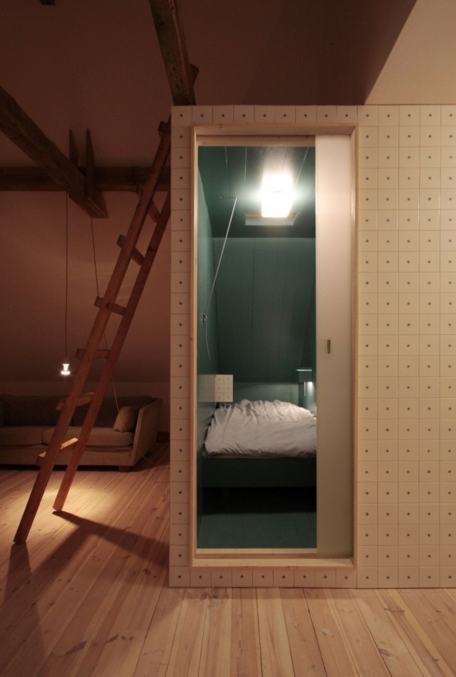 spálňa posuvné dvere drevený rebrík svetlá borovica spálňa-posuvné dvere-drevený-rebrík-svetlý-borovicový-drevo