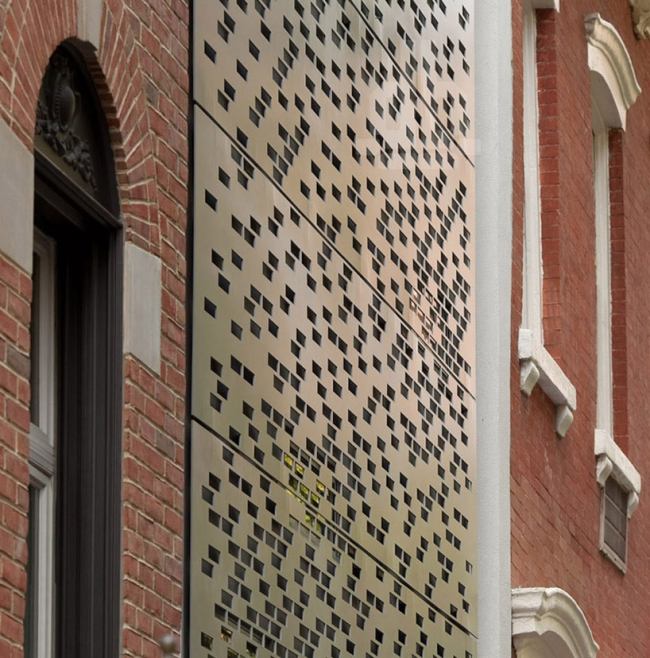 Panelové fasádne otvory kovové-zvislá tehlová stena knižnice