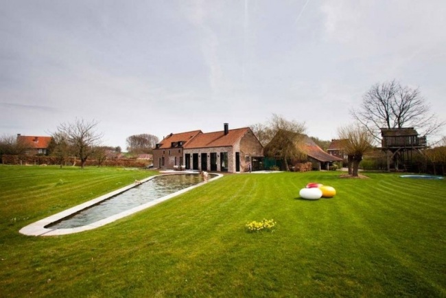 Zrekonštruovaný vidiecky dom ustajňuje moderný rodinný dom s bazénom