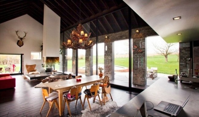 Zrekonštruovaný vidiecky dom s moderným nábytkom a obývacou izbou