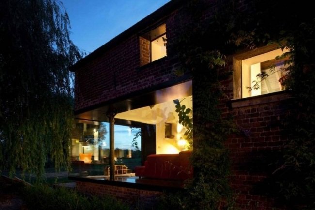 Zrekonštruovaný vidiecky dom belgické nočné osvetlenie červených tehál