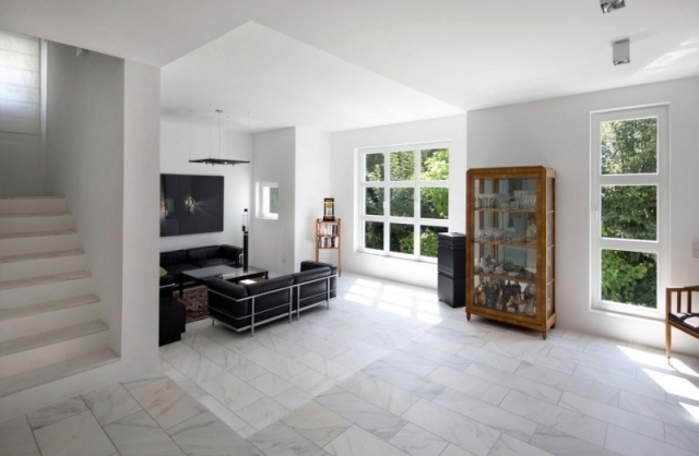 Interiér-podlahy z prírodného kameňa-steny-vybavené-hladkou-jemnou omietkou