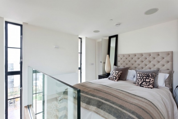 spálňa prešívaná posteľ čelo postele béžová