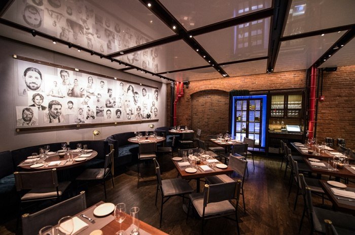 Dizajn reštaurácie v jedálni klubu Chefs Club vyrobený z hnedej, sivej a čiernej farby reštaurácia elegantná rustikálna porcia osvetlenie modrá