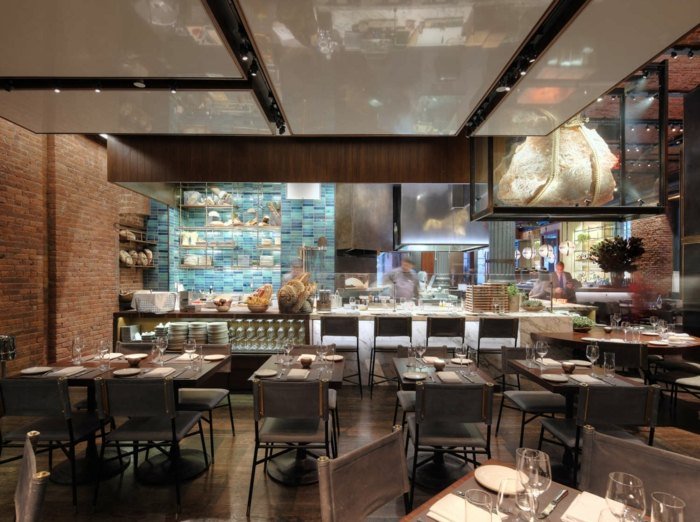 Dizajn v jedálni reštaurácie je rozdelený na ležérnu a elegantnú časť reštaurácia dizajn jedálenský kút stolíky stena modrá kuchyňa