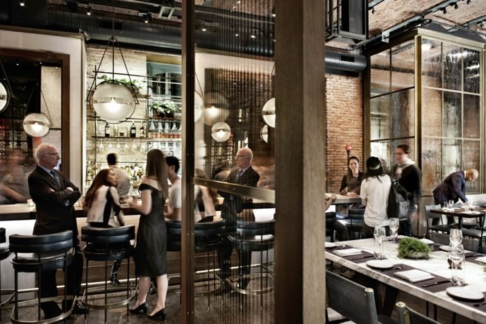 Barový dizajn s veľkým počtom miest na sedenie v reštaurácii reštauračný dizajn barový stôl zariadený v rustikálnom štýle