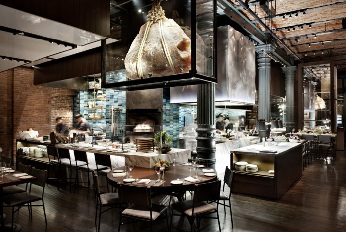 Reštaurácia Chefs Club s výraznými akcentmi reštaurácia kuchári klub kuchyňa bar barové stoličky rustikálne