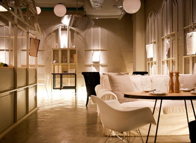 Dom šalátu-reštaurácia-interiér metafora-sedenie skupinové kreslo biele