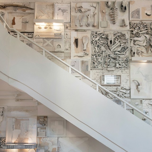 Galéria-schodisko-svetlé farby