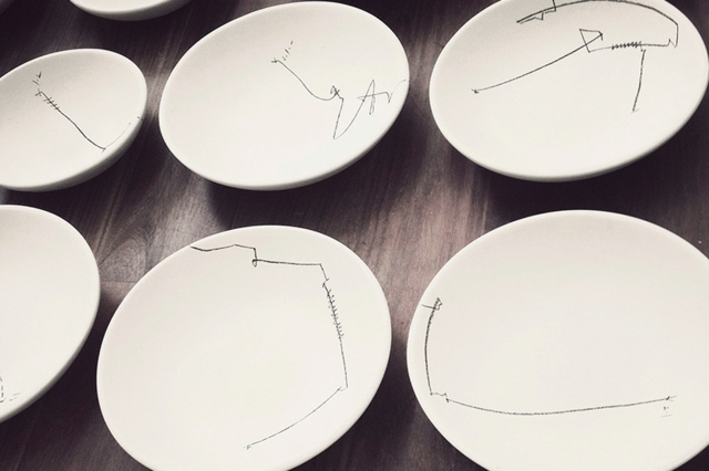 Dizajn tanierov s ručne maľovanými krivkami