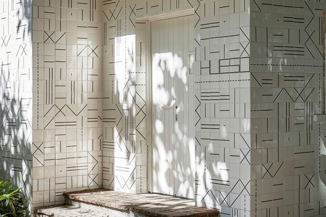 Dizajn pripomína vzory švov a stehov