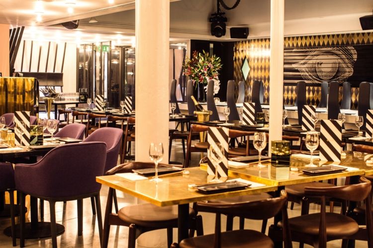 Luxusný interiérový dizajn interiér reštaurácie londýnske-cirkusové-stoly-čierno-biele-deko-pruhy