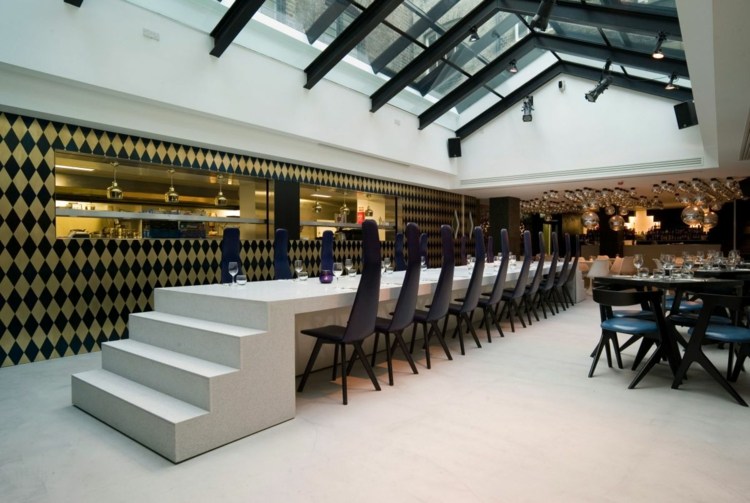 Interiér reštaurácie s čiernobielymi prvkami interiér reštaurácie bar-pult-mólo-nápad-svetlíky