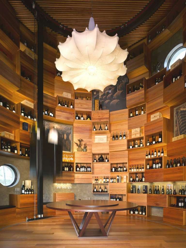 reštaurácia drevený stojan na víno interiérový dizajn atmosféra útulná okolo stola